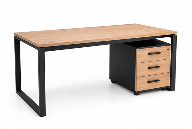 Escritorio corporativo moderno en madera y metal para oficinas empresariales.